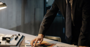 החוקר באמצע מעקב אחר הראיות